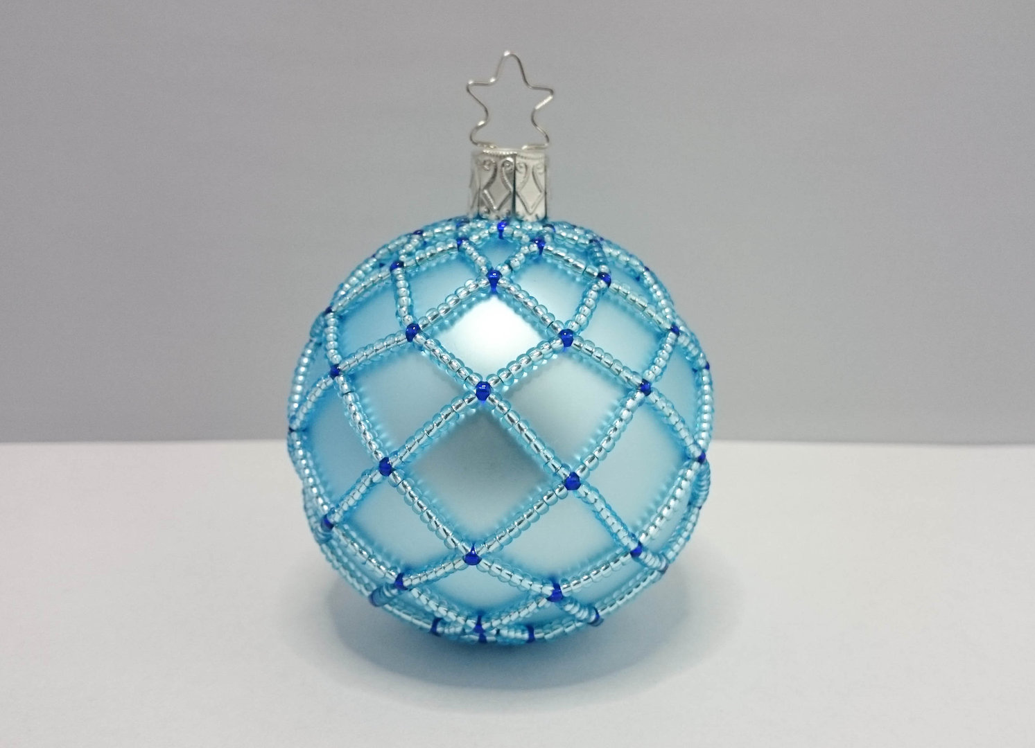 Weihnachtskugel in Glasperlen-Netz Christbaumschmuck handmade 